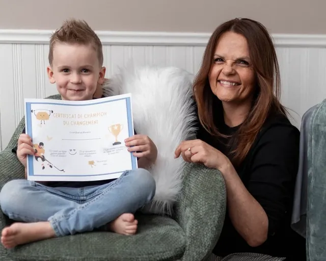 Line Gagné et un enfant fier de montrer sa certification