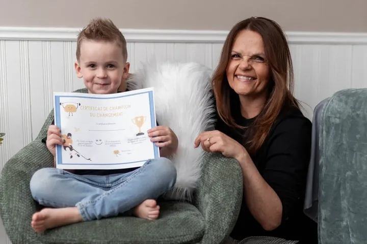 Line Gagné et un enfant fier de montrer sa certification